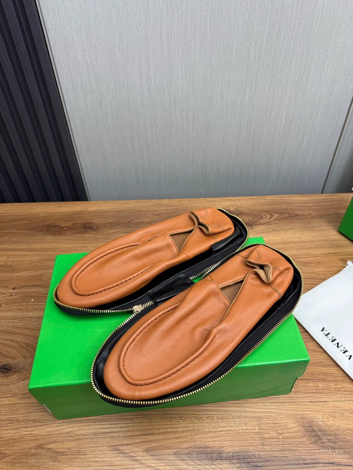 Men's men's shoes💰480💰BV-popular wallet shoes👟Casual, fashionable and comfortable🔗Good travel partner✅Original cowhide + imported cowhide. Original rubber outsole, available all year round👏Size: 38-45 (38.45 custom-made, non-returnable)
